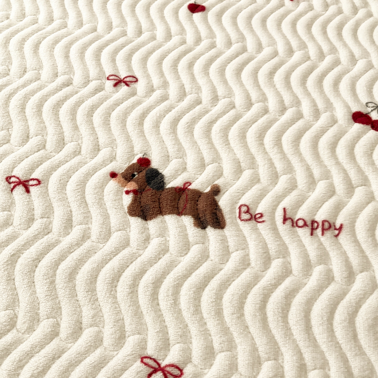 91家纺网 家纺一手货源 找家纺 酱子 2025新款牛奶绒印花床盖四季通用 床盖-绯色腊肠趣