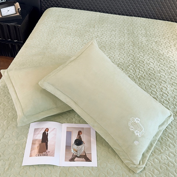 91家纺网 家纺一手货源 找家纺 （总）琉宿家纺 2025新款牛奶绒床盖款绣花四件套