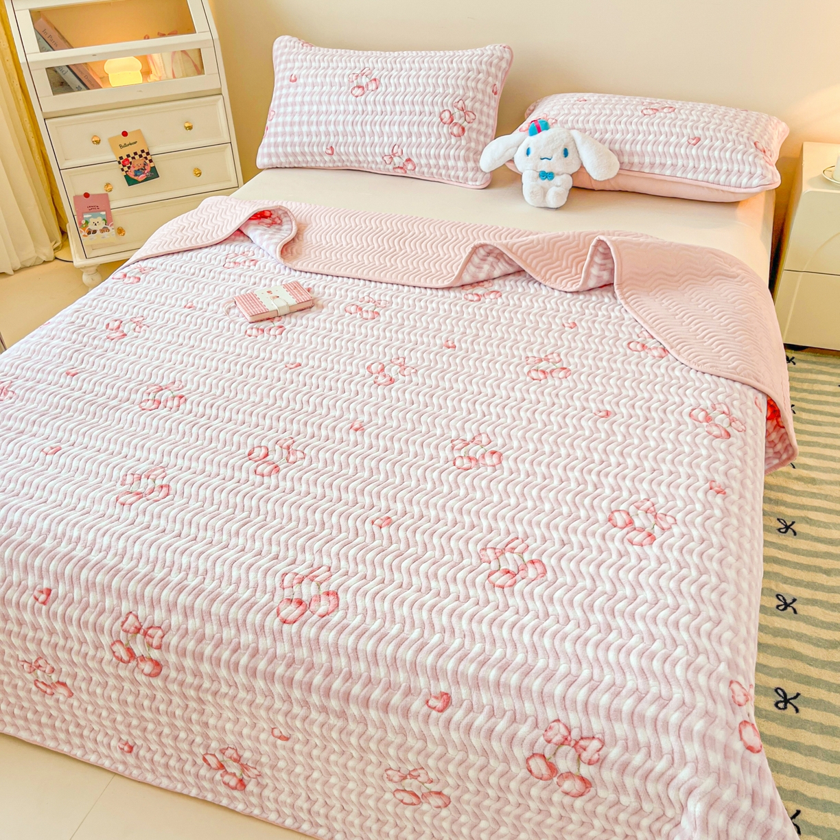 91家纺网 家纺一手货源 找家纺 酱子 2025新款牛奶绒印花床盖四季通用 床盖-格上樱梦