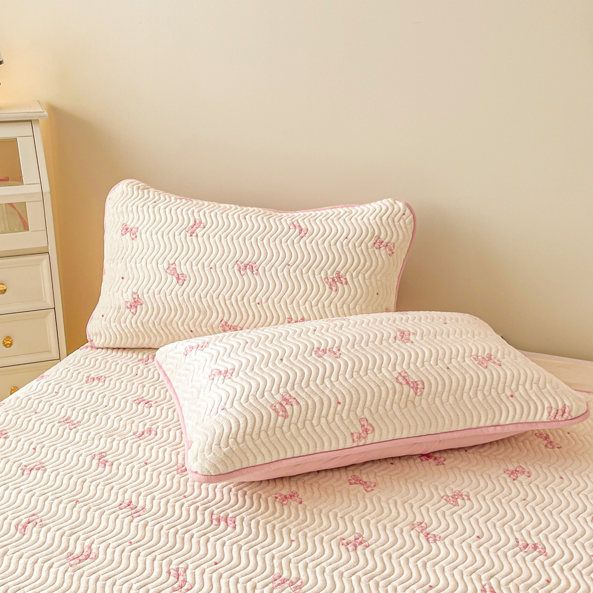 91家纺网 家纺一手货源 找家纺 酱子 2025新款牛奶绒印花床盖四季通用 床盖-桃漾绮梦