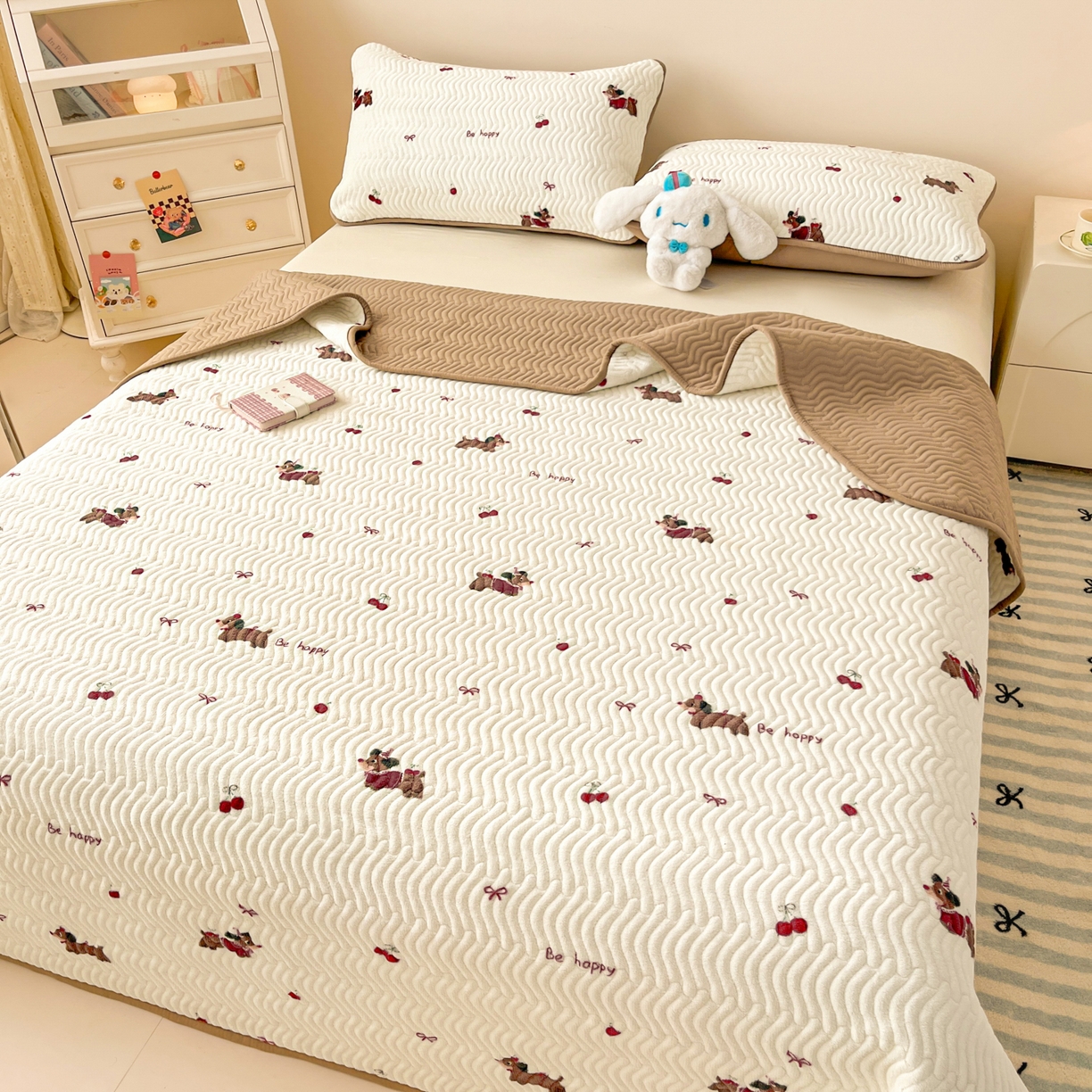 91家纺网 家纺一手货源 找家纺 酱子 2025新款牛奶绒印花床盖四季通用 床盖-绯色腊肠趣