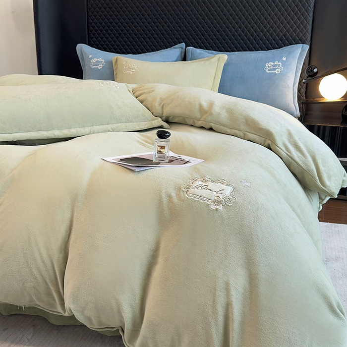 91家纺网 家纺一手货源 找家纺 （总）琉宿家纺 2025新款牛奶绒床盖款绣花四件套