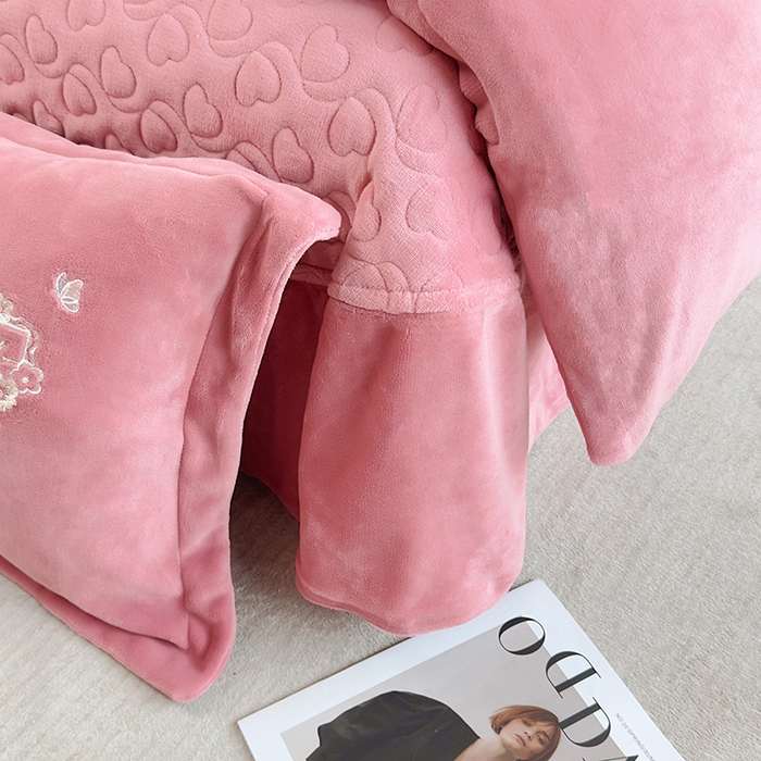 91家纺网 家纺一手货源 找家纺 琉宿家纺 2025新款牛奶绒床盖款绣花四件套 魅影-玫瑰粉