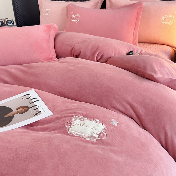 91家纺网 家纺一手货源 找家纺 琉宿家纺 2025新款牛奶绒床盖款绣花四件套 魅影-玫瑰粉