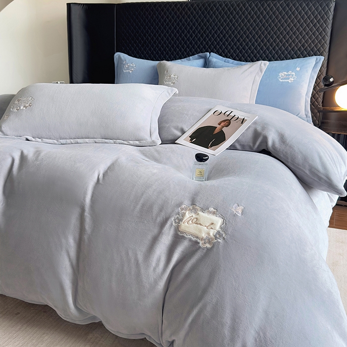 91家纺网 家纺一手货源 找家纺 琉宿家纺 2025新款牛奶绒床盖款绣花四件套 魅影-时尚灰