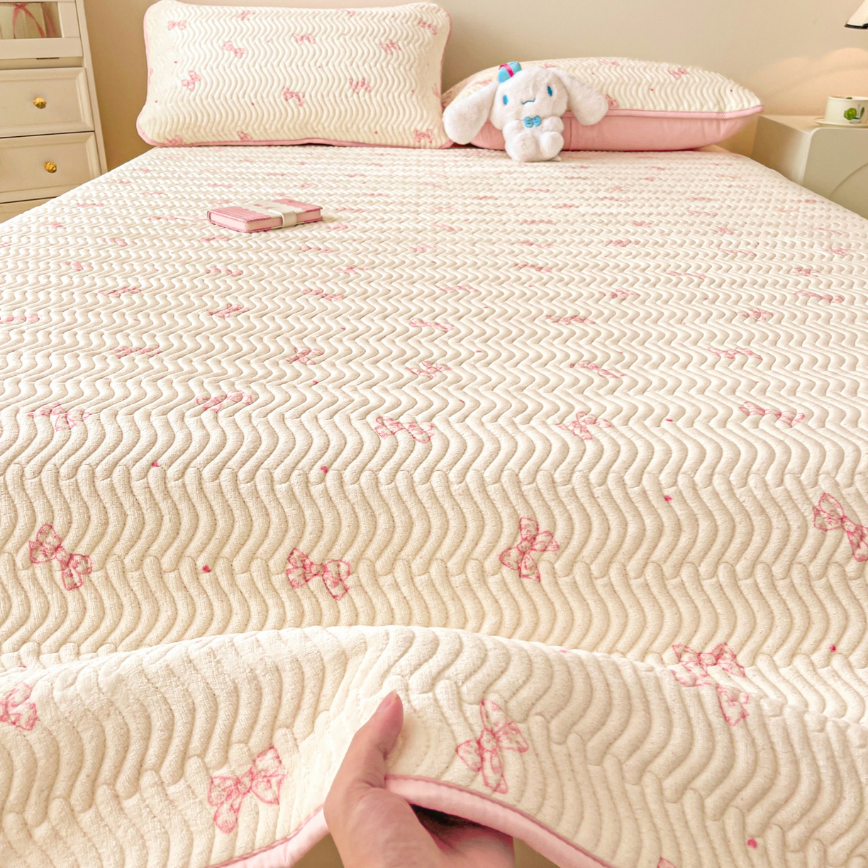 91家纺网 家纺一手货源 找家纺 酱子 2025新款牛奶绒印花床盖四季通用 床盖-桃漾绮梦