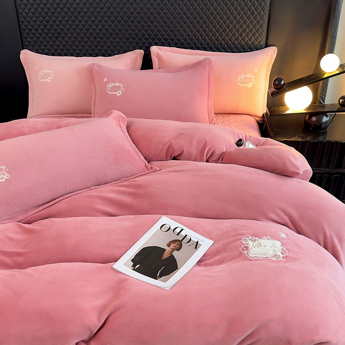 91家纺网 家纺一手货源 找家纺 琉宿家纺 2025新款牛奶绒床盖款绣花四件套 魅影-玫瑰粉