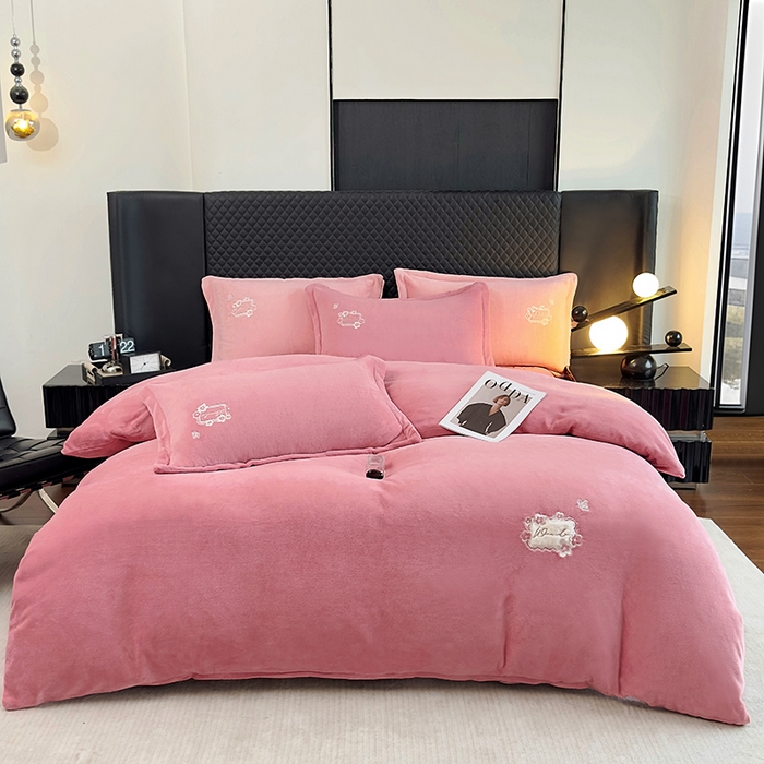 91家纺网 家纺一手货源 找家纺 琉宿家纺 2025新款牛奶绒床盖款绣花四件套 魅影-玫瑰粉