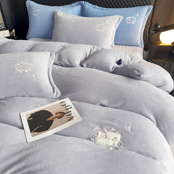 91家纺网 家纺一手货源 找家纺 琉宿家纺 2025新款牛奶绒床盖款绣花四件套 魅影-时尚灰