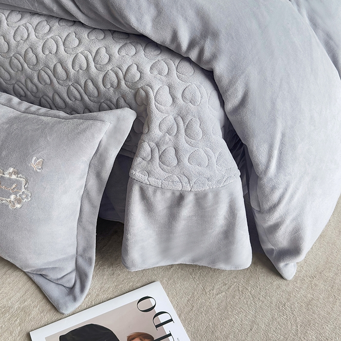 91家纺网 家纺一手货源 找家纺 琉宿家纺 2025新款牛奶绒床盖款绣花四件套 魅影-时尚灰