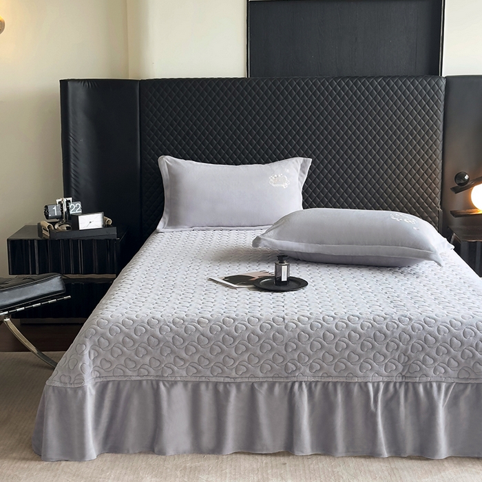 91家纺网 家纺一手货源 找家纺 琉宿家纺 2025新款牛奶绒床盖款绣花四件套 魅影-时尚灰