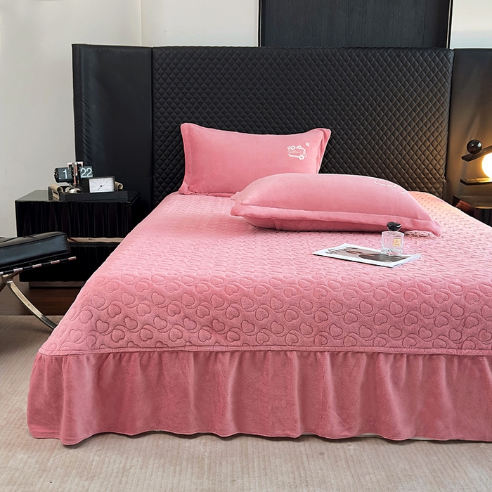 91家纺网 家纺一手货源 找家纺 琉宿家纺 2025新款牛奶绒床盖款绣花四件套 魅影-玫瑰粉