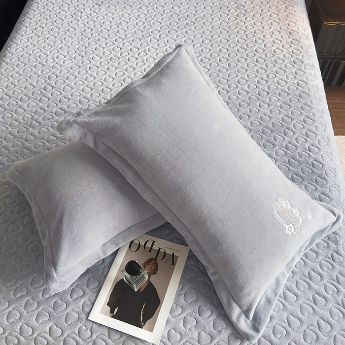 91家纺网 家纺一手货源 找家纺 琉宿家纺 2025新款牛奶绒床盖款绣花四件套 魅影-时尚灰