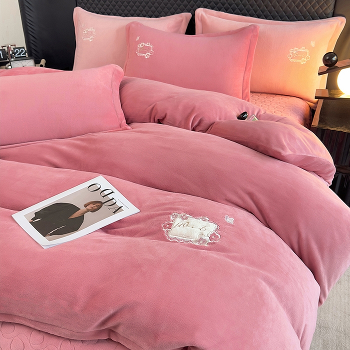 琉宿家纺 2025新款牛奶绒床盖款绣花四件套 魅影-玫瑰粉
