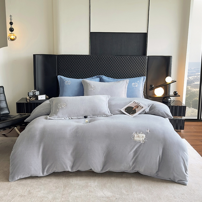 91家纺网 家纺一手货源 找家纺 琉宿家纺 2025新款牛奶绒床盖款绣花四件套 魅影-时尚灰
