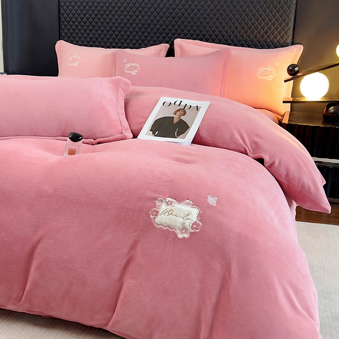 91家纺网 家纺一手货源 找家纺 琉宿家纺 2025新款牛奶绒床盖款绣花四件套 魅影-玫瑰粉