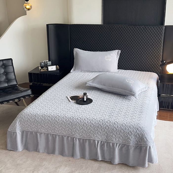 91家纺网 家纺一手货源 找家纺 琉宿家纺 2025新款牛奶绒床盖款绣花四件套 魅影-时尚灰