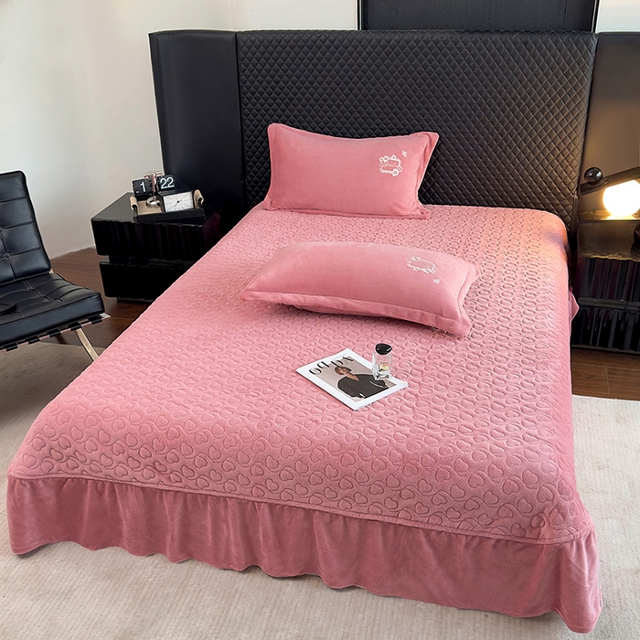 91家纺网 家纺一手货源 找家纺 琉宿家纺 2025新款牛奶绒床盖款绣花四件套 魅影-玫瑰粉