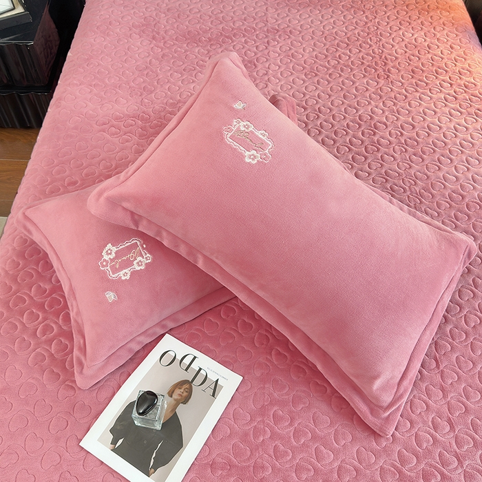 91家纺网 家纺一手货源 找家纺 琉宿家纺 2025新款牛奶绒床盖款绣花四件套 魅影-玫瑰粉