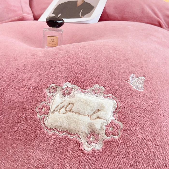 91家纺网 家纺一手货源 找家纺 琉宿家纺 2025新款牛奶绒床盖款绣花四件套 魅影-玫瑰粉