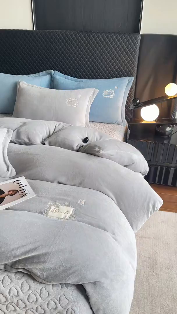 91家纺网 家纺一手货源 找家纺 琉宿家纺 2025新款牛奶绒床盖款绣花四件套 魅影-时尚灰