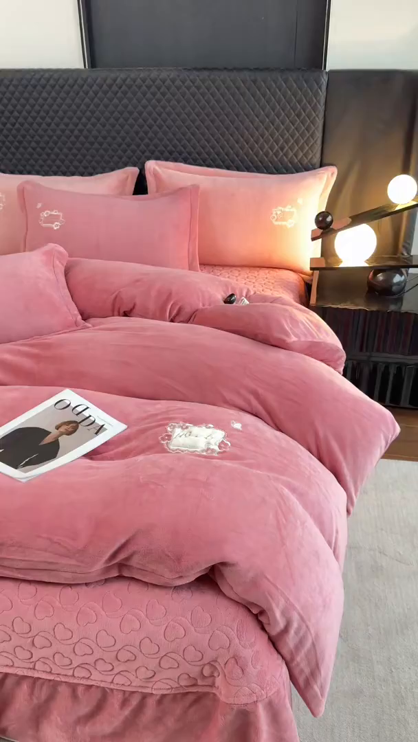 91家纺网 家纺一手货源 找家纺 琉宿家纺 2025新款牛奶绒床盖款绣花四件套 魅影-玫瑰粉