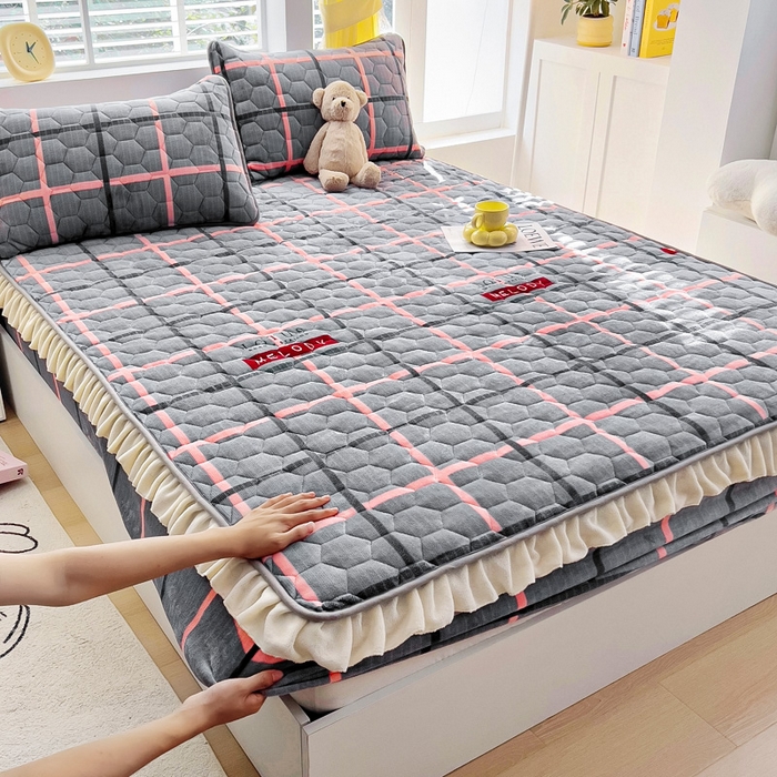 91家纺网 家纺一手货源 找家纺 （总）情煊家纺 2025新款保暖牛奶绒夹棉床笠-花边款