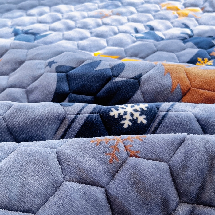 91家纺网 家纺一手货源 找家纺 情煊家纺 2025新款保暖牛奶绒夹棉床笠-花边款 一鹿幸福