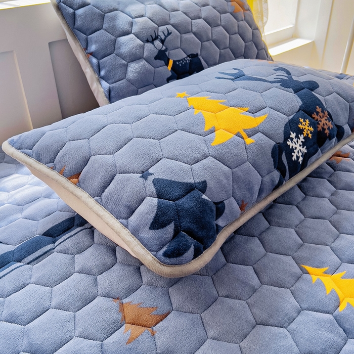 91家纺网 家纺一手货源 找家纺 情煊家纺 2025新款保暖牛奶绒夹棉床笠-花边款 一鹿幸福