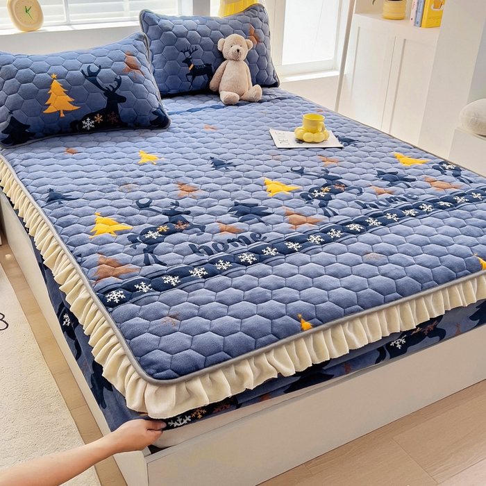 91家纺网 家纺一手货源 找家纺 情煊家纺 2025新款保暖牛奶绒夹棉床笠-花边款 一鹿幸福