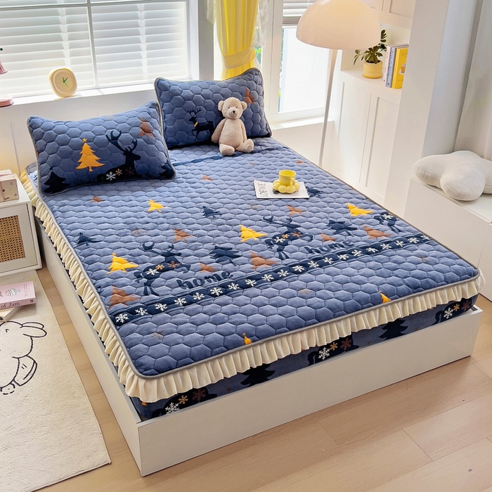 91家纺网 家纺一手货源 找家纺 情煊家纺 2025新款保暖牛奶绒夹棉床笠-花边款 一鹿幸福