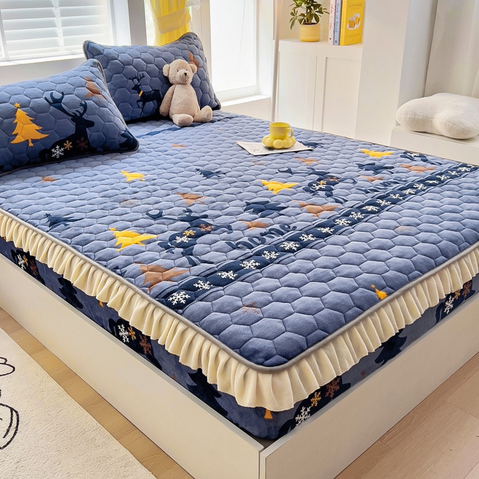 91家纺网 家纺一手货源 找家纺 情煊家纺 2025新款保暖牛奶绒夹棉床笠-花边款 一鹿幸福