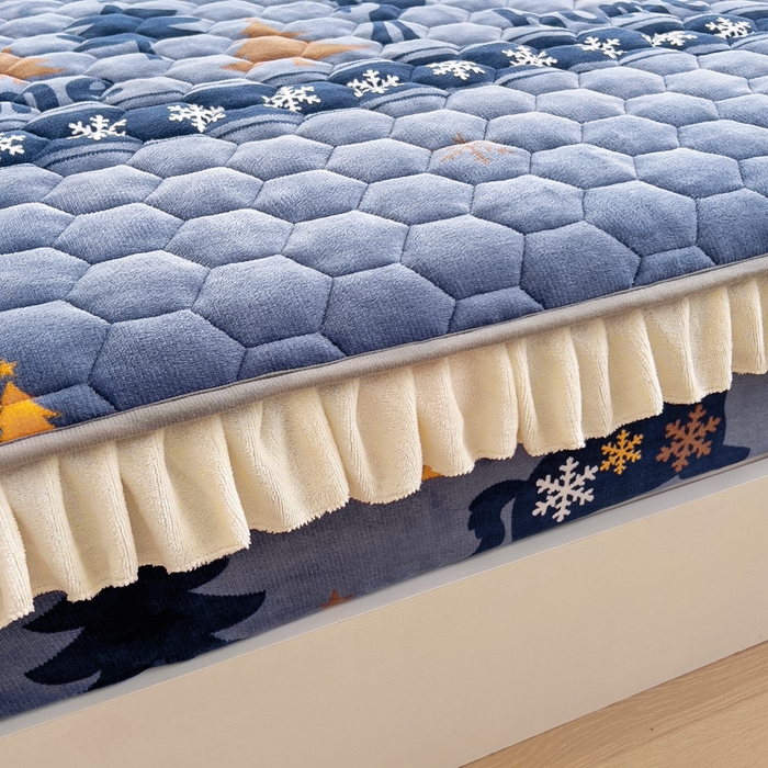 91家纺网 家纺一手货源 找家纺 情煊家纺 2025新款保暖牛奶绒夹棉床笠-花边款 一鹿幸福