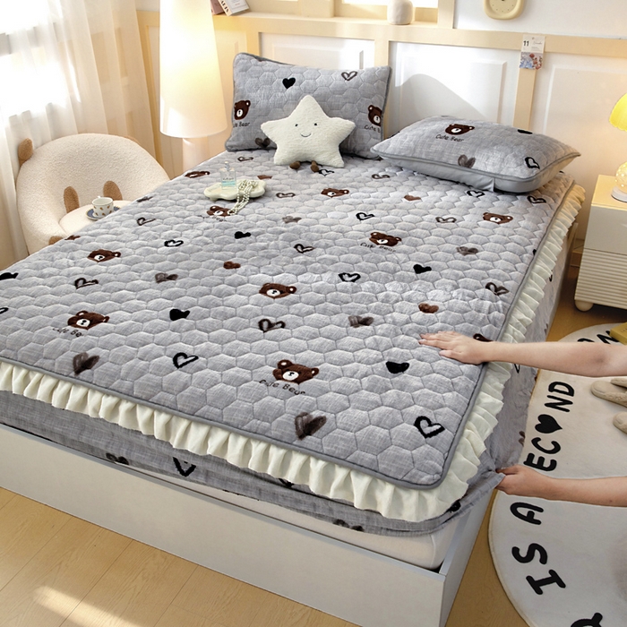 情煊家纺 2025新款保暖牛奶绒夹棉床笠-花边款 爱心小熊