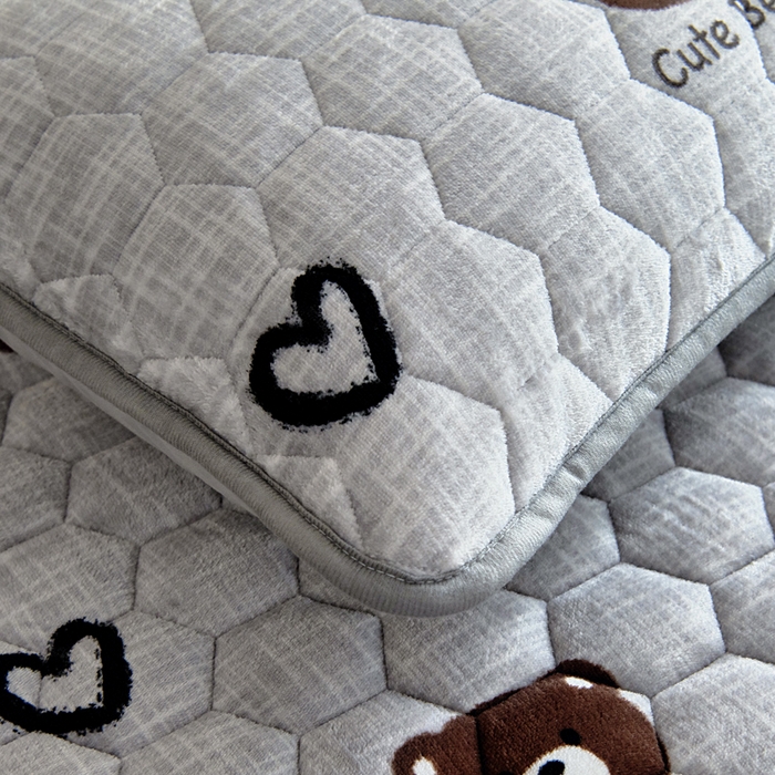 91家纺网 家纺一手货源 找家纺 情煊家纺 2025新款保暖牛奶绒夹棉床笠-花边款 爱心小熊