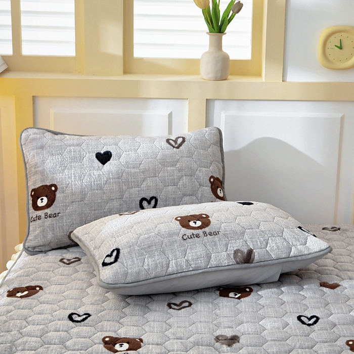 91家纺网 家纺一手货源 找家纺 情煊家纺 2025新款保暖牛奶绒夹棉床笠-花边款 爱心小熊