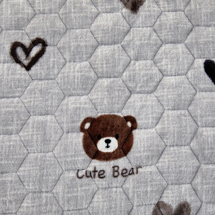 91家纺网 家纺一手货源 找家纺 情煊家纺 2025新款保暖牛奶绒夹棉床笠-花边款 爱心小熊