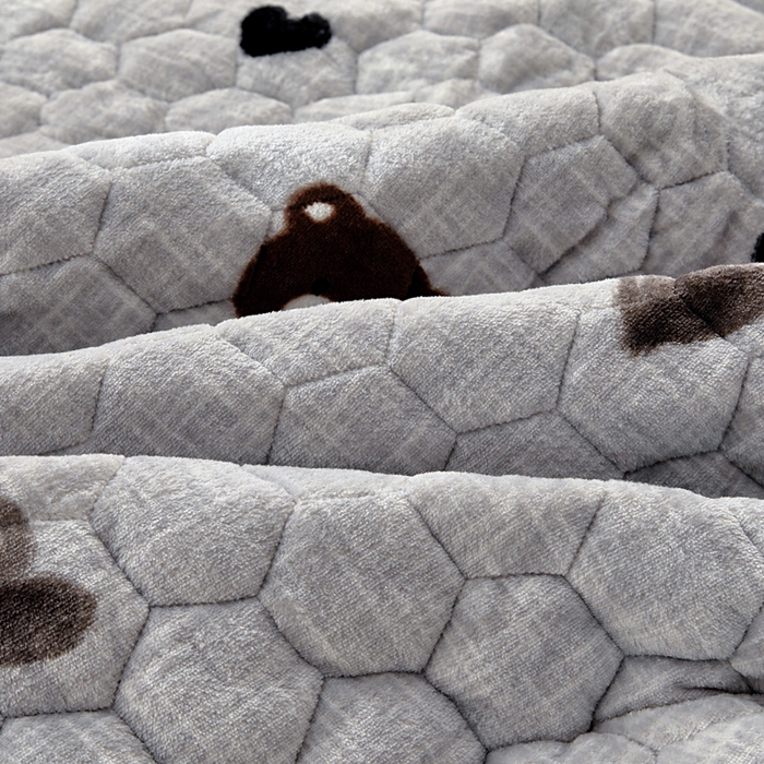 91家纺网 家纺一手货源 找家纺 情煊家纺 2025新款保暖牛奶绒夹棉床笠-花边款 爱心小熊