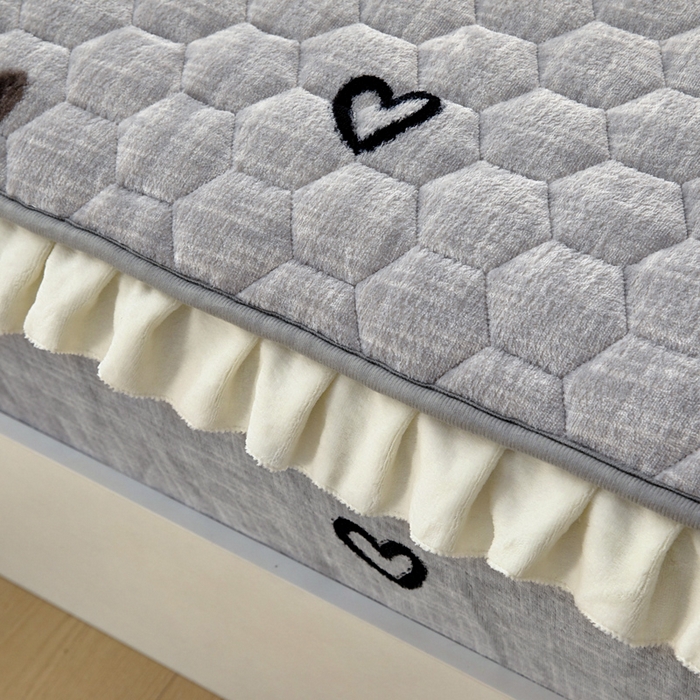 91家纺网 家纺一手货源 找家纺 情煊家纺 2025新款保暖牛奶绒夹棉床笠-花边款 爱心小熊