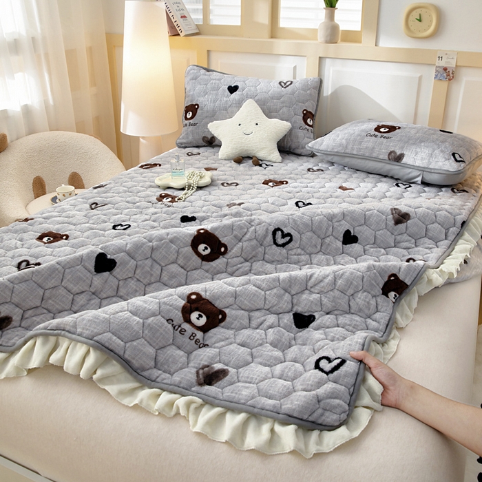 91家纺网 家纺一手货源 找家纺 情煊家纺 2025新款保暖牛奶绒夹棉床笠-花边款 爱心小熊
