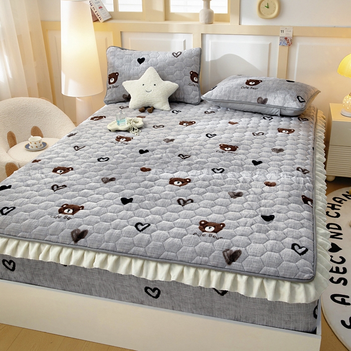 91家纺网 家纺一手货源 找家纺 情煊家纺 2025新款保暖牛奶绒夹棉床笠-花边款 爱心小熊