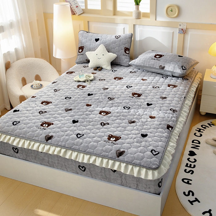 91家纺网 家纺一手货源 找家纺 情煊家纺 2025新款保暖牛奶绒夹棉床笠-花边款 爱心小熊