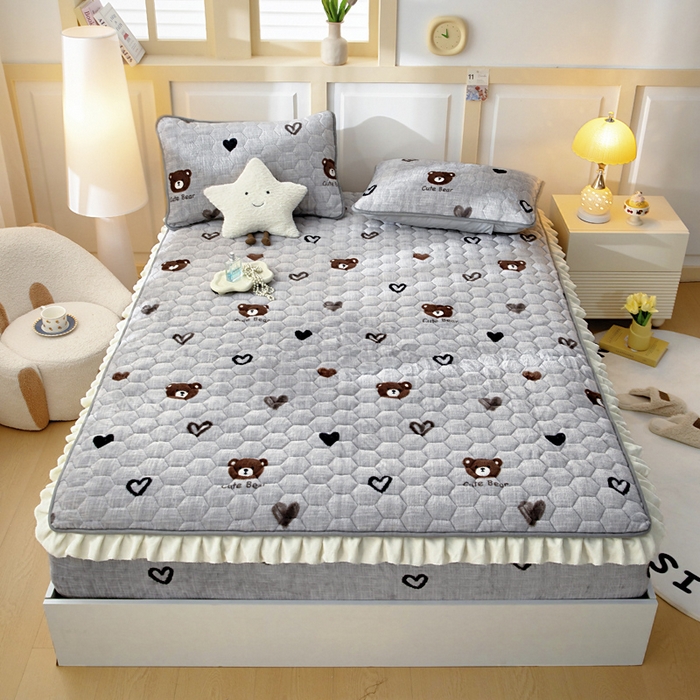 91家纺网 家纺一手货源 找家纺 情煊家纺 2025新款保暖牛奶绒夹棉床笠-花边款 爱心小熊