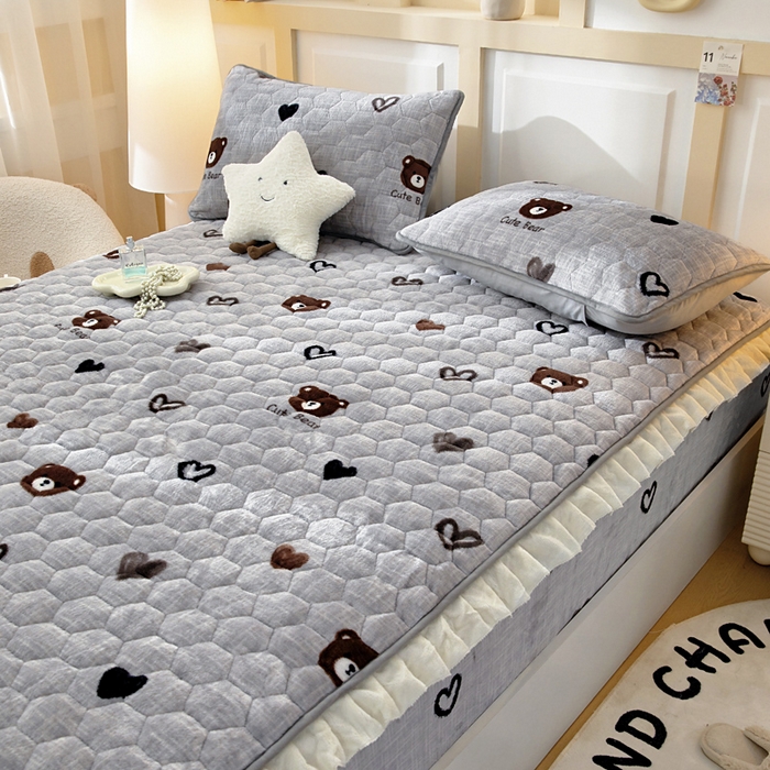 91家纺网 家纺一手货源 找家纺 情煊家纺 2025新款保暖牛奶绒夹棉床笠-花边款 爱心小熊