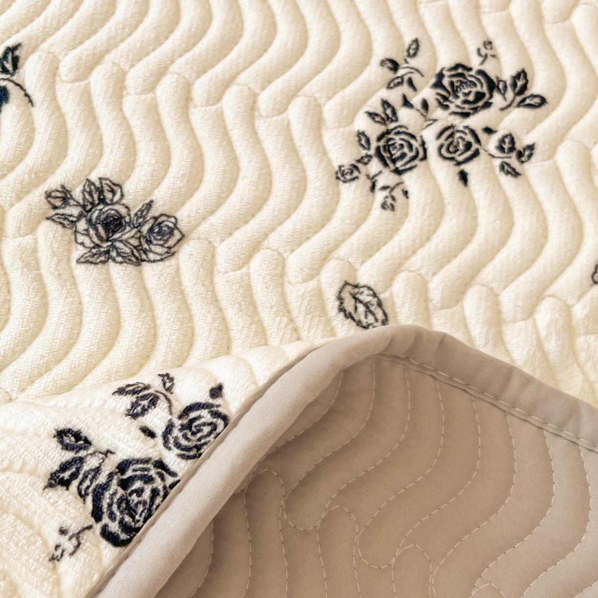 91家纺网 家纺一手货源 找家纺 （总）蓝极人 2025新款牛奶绒印花床盖四季通用