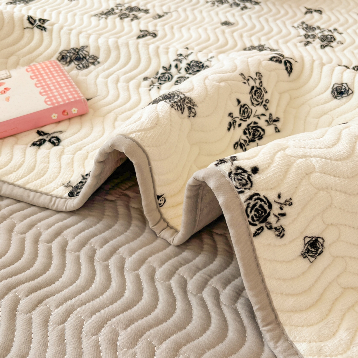 91家纺网 家纺一手货源 找家纺 （总）蓝极人 2025新款牛奶绒印花床盖四季通用