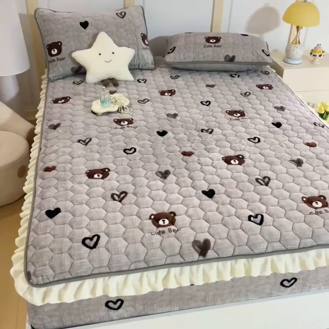 91家纺网 家纺一手货源 找家纺 情煊家纺 2025新款保暖牛奶绒夹棉床笠-花边款 爱心小熊