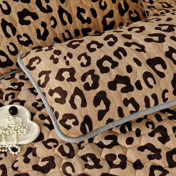 91家纺网 家纺一手货源 找家纺 情煊家纺 2025新款保暖牛奶绒夹棉床笠-花边款 豹纹