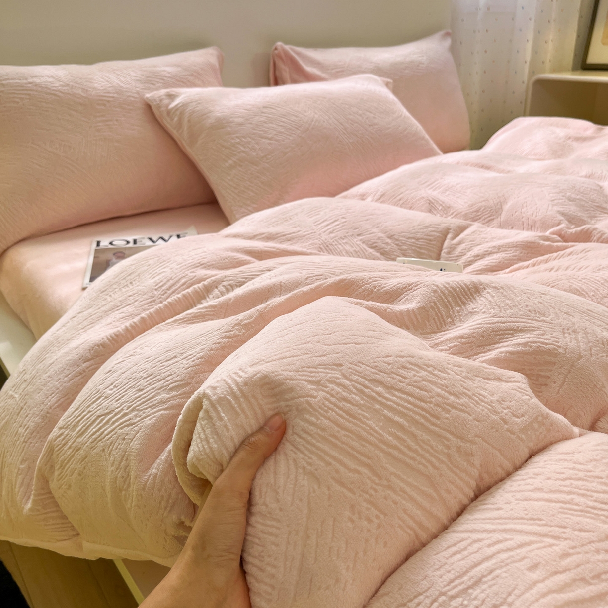 91家纺网 家纺一手货源 找家纺 如一 2025新款3D雕花牛奶绒四件套第三批 肌理纹-粉