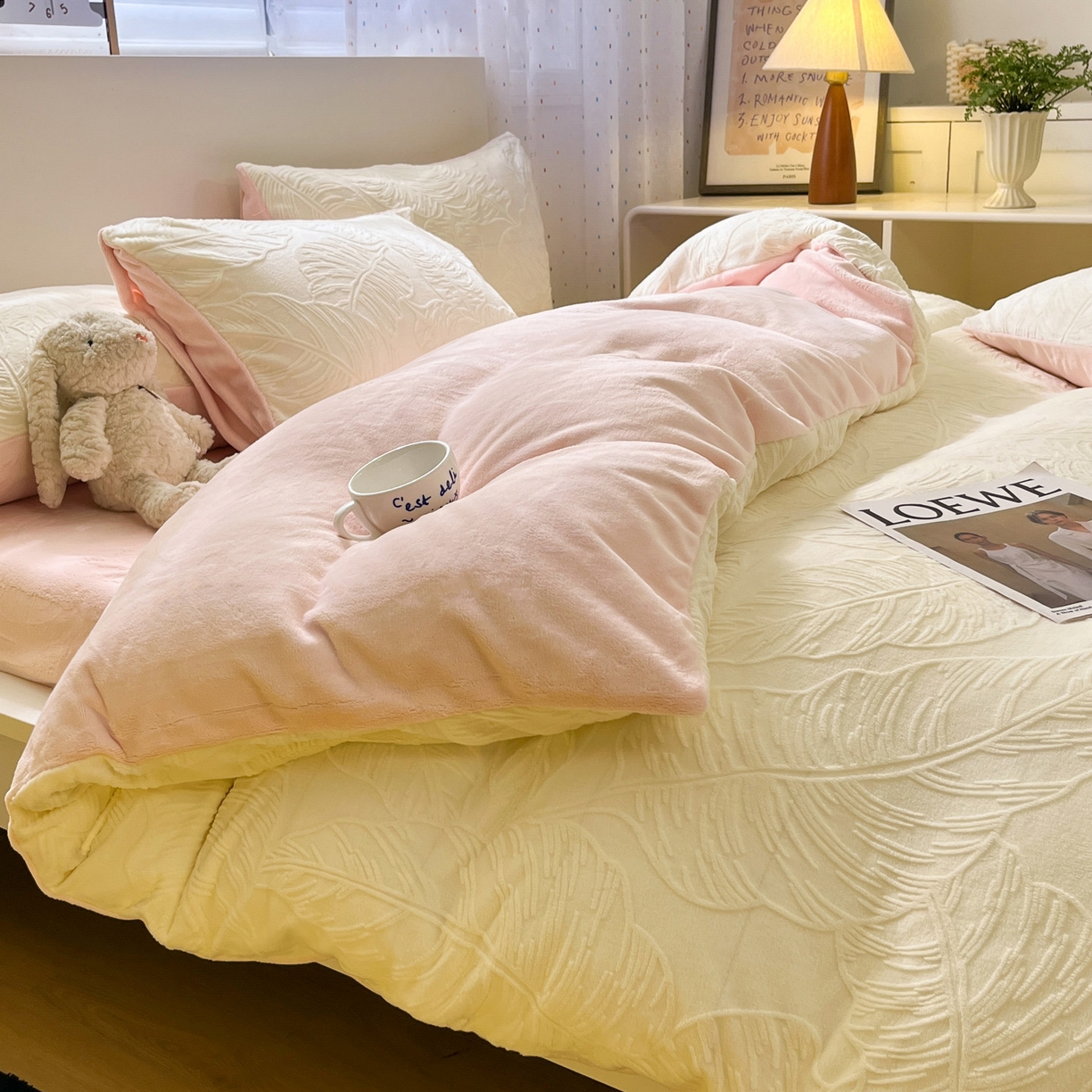 91家纺网 家纺一手货源 找家纺 如一 2025新款3D雕花牛奶绒四件套第三批 芭蕉叶-白粉